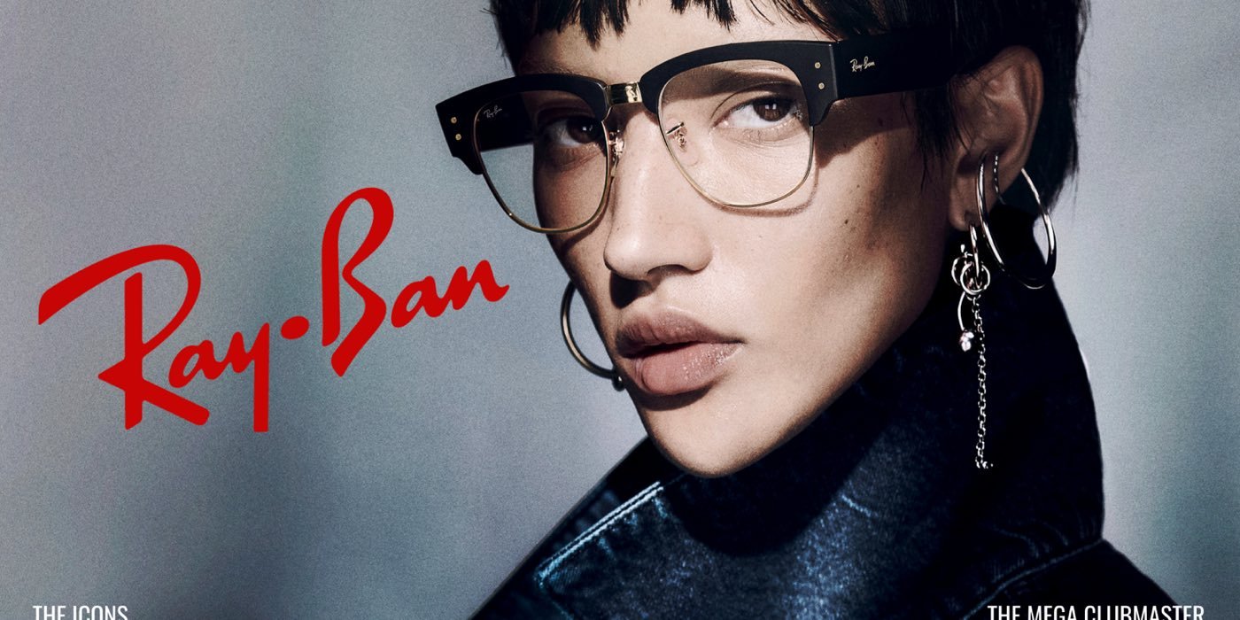 Campanha Ray-Ban: pessoa usando o modelo Mega Clubmaster de grau, ao lado da assinatura vermelha da marca