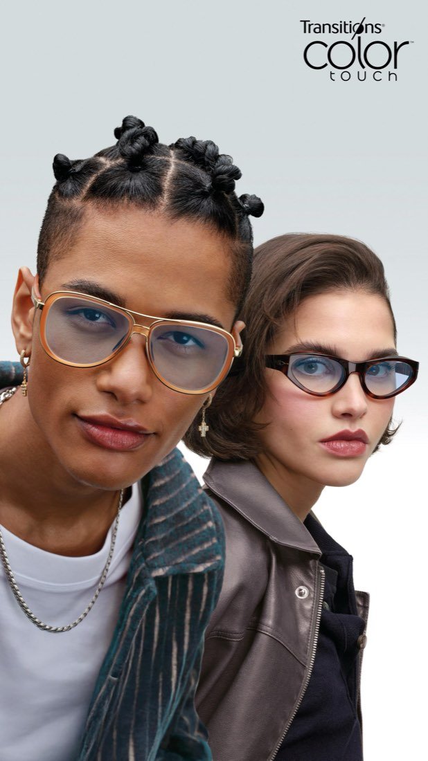 Duas pessoas usando óculos com lentes Transitions Color Touch, uma com lente azulada e outra com lente rosada